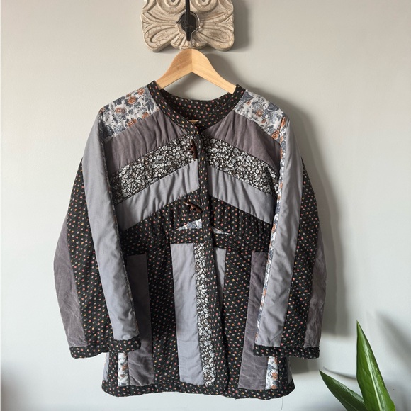 Vintage Patchwork Quilted Upcycled handmade Jacket grey floral black small - Picture 2 of 8
